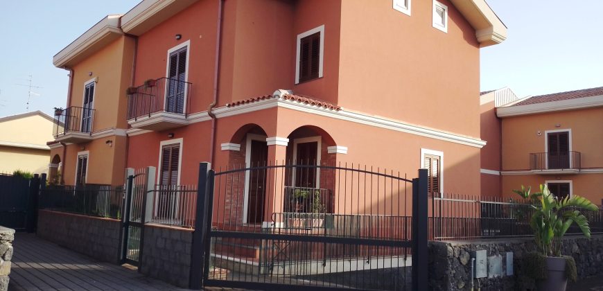 Aci Catena pressi ex Dacca ville di recente costruzione, rifinite e luminose