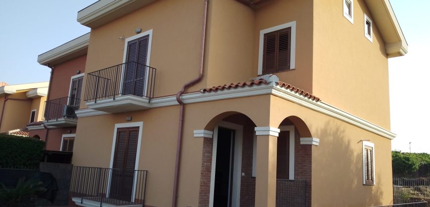 Aci Catena pressi ex Dacca ville di recente costruzione, rifinite e luminose