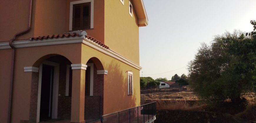 Aci Catena pressi ex Dacca ville di recente costruzione, rifinite e luminose