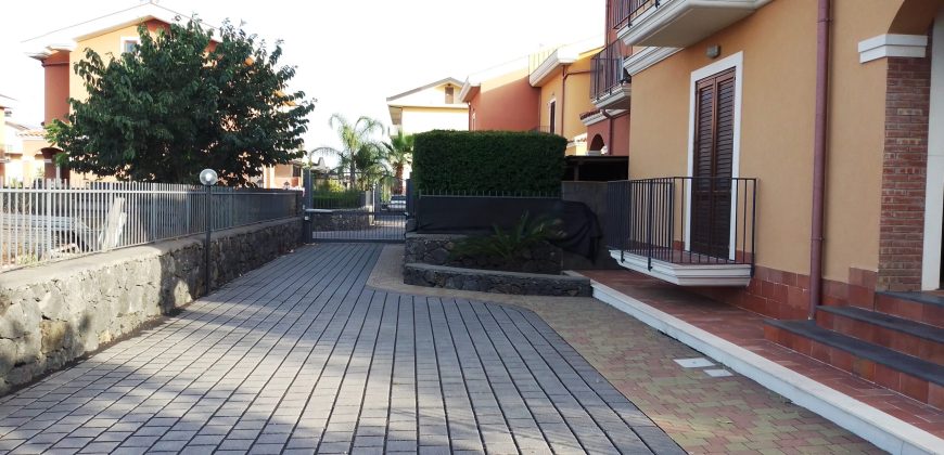 Aci Catena pressi ex Dacca ville di recente costruzione, rifinite e luminose