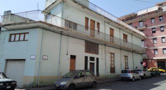 Aci Catena palazzetto con bottega