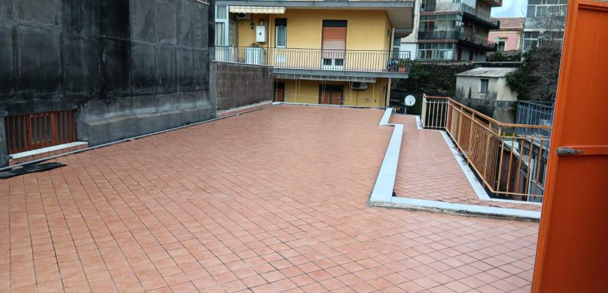 Aci Catena semindipendente con terrazzo