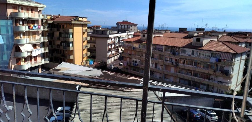 Acireale via Wagner 4 vani con garage
