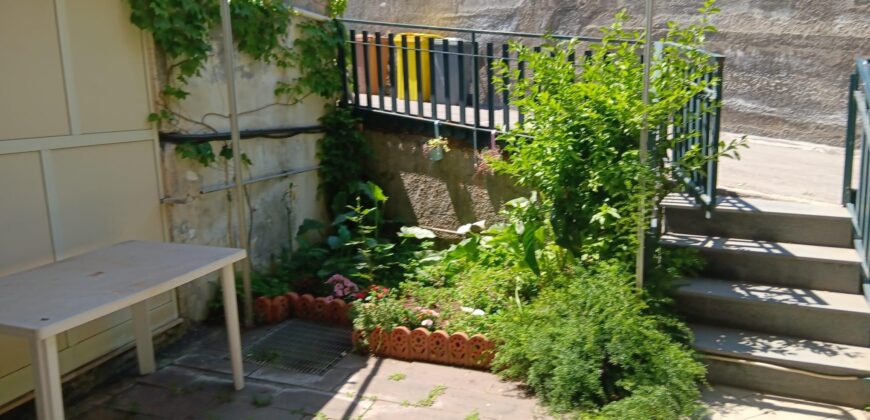 Santa Tecla bilocale arredato