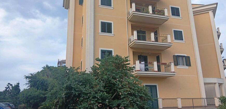 Acireale – Via degli Ulivi | Ampio appartamento 131 mq con garage e cantina