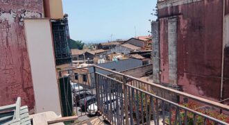 Aci Catena Appartamento 80 mq con ingresso indipendente e terrazzo – Zona centrale