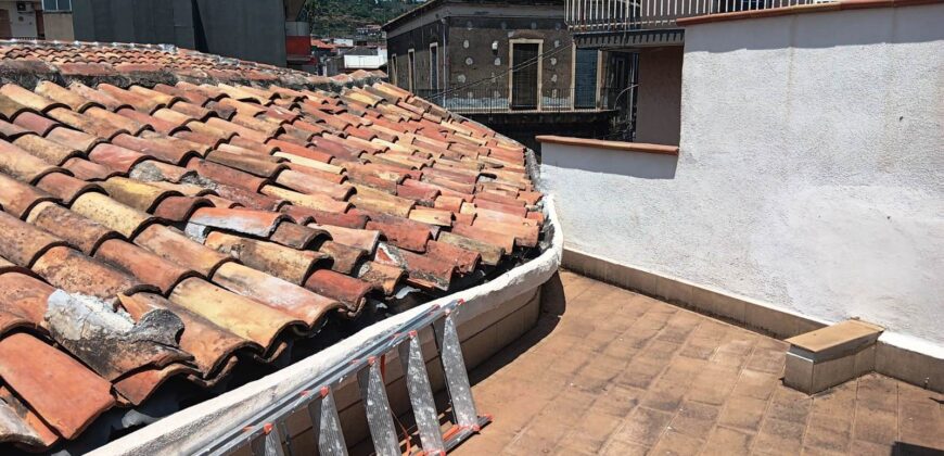 Aci Catena Appartamento 80 mq con ingresso indipendente e terrazzo – Zona centrale