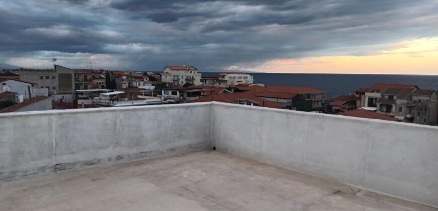 Stazzo – A pochi passi dal lungomare | Appartamento con terrazzo panoramico e garage