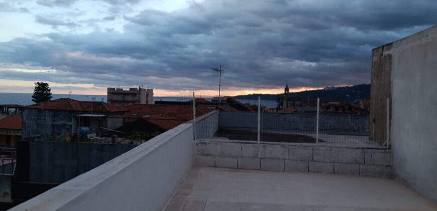 Stazzo – A pochi passi dal lungomare | Appartamento con terrazzo panoramico e garage