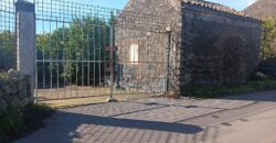 Acireale – Pozzillo Inferiore | Terreno pianeggiante con rustico a 700 m dal mare