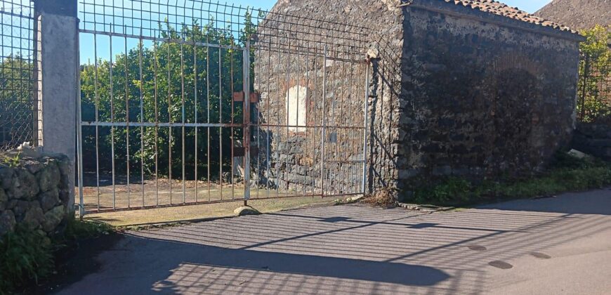 Acireale – Pozzillo Inferiore | Terreno pianeggiante con rustico a 700 m dal mare