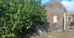 Acireale – Pozzillo Inferiore | Terreno pianeggiante con rustico a 700 m dal mare