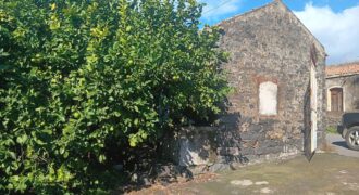 Acireale – Pozzillo Inferiore | Terreno pianeggiante con rustico a 700 m dal mare