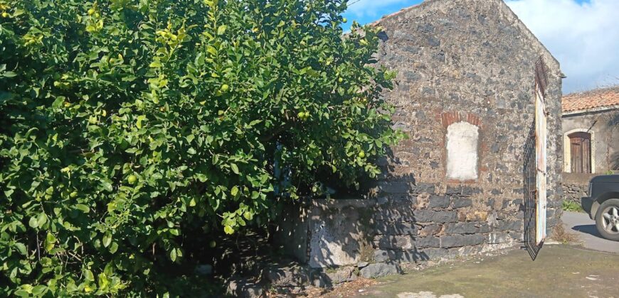 Acireale – Pozzillo Inferiore | Terreno pianeggiante con rustico a 700 m dal mare