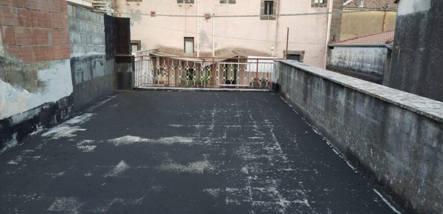 casa singola ad Aci Catena centro – 115 mq con terrazzo e cortile