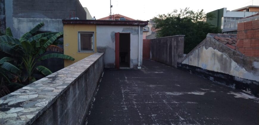 casa singola ad Aci Catena centro – 115 mq con terrazzo e cortile