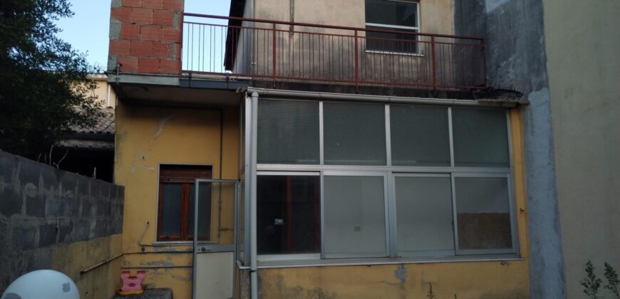 casa singola ad Aci Catena centro – 115 mq con terrazzo e cortile