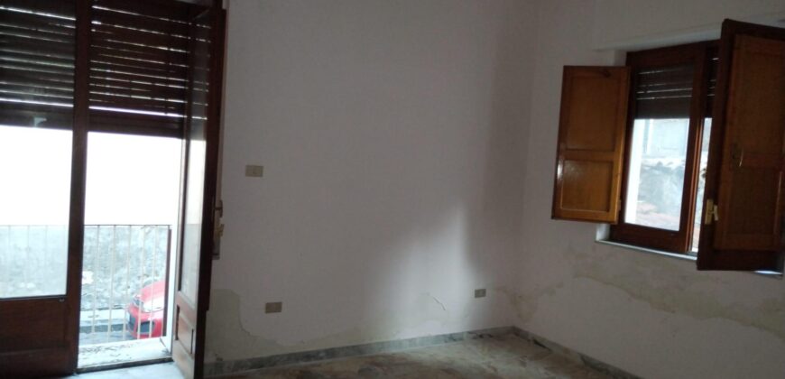 casa singola ad Aci Catena centro – 115 mq con terrazzo e cortile