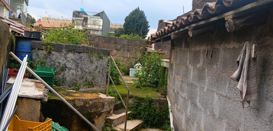 Aciplatani – Casa indipendente su unico livello con terrazzo e cortile