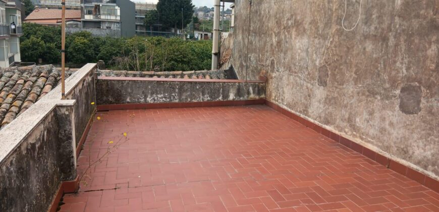 Aciplatani – Casa indipendente su unico livello con terrazzo e cortile