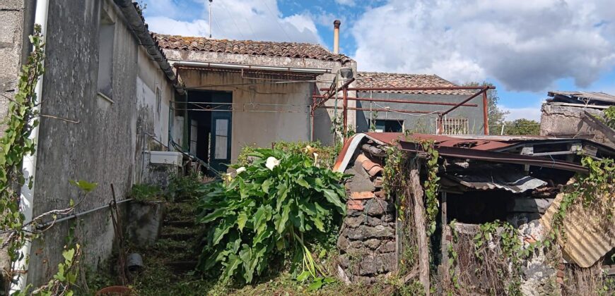 CASA SI PAESE CON TERRENO