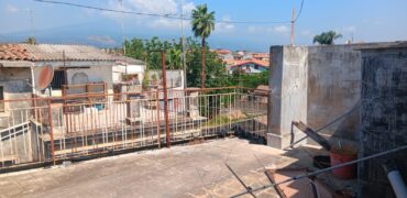 Aci Sant’Antonio – Palazzetto indipendente di 200 mq in zona centrale con terrazzi e garage carraio