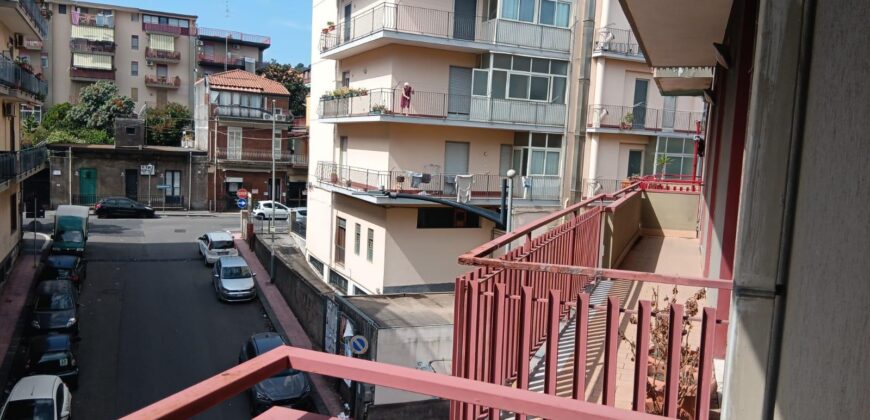 Ampio e luminoso 4 vani in zona centrale e servita – Aci San Filippo