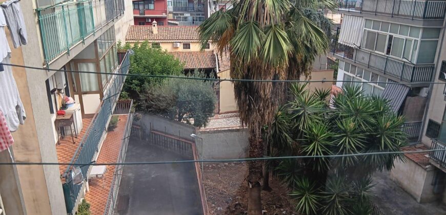 Ampio e luminoso 4 vani in zona centrale e servita – Aci San Filippo