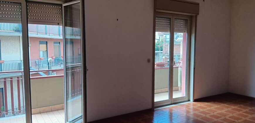 Ampio e luminoso 4 vani in zona centrale e servita – Aci San Filippo