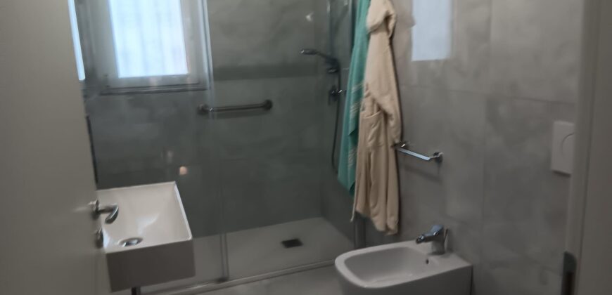 Esclusivo 5 vani ristrutturato in centro con garage – Acireale