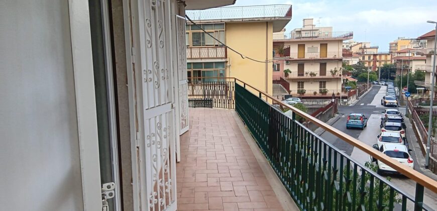Esclusivo 5 vani ristrutturato in centro con garage – Acireale