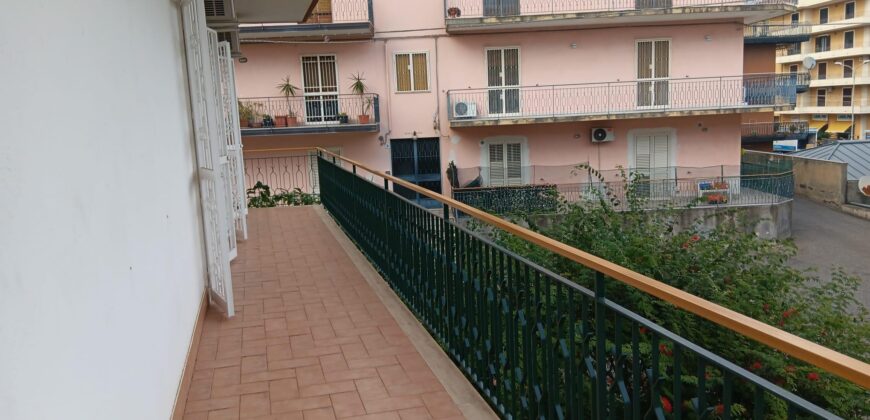 Esclusivo 5 vani ristrutturato in centro con garage – Acireale