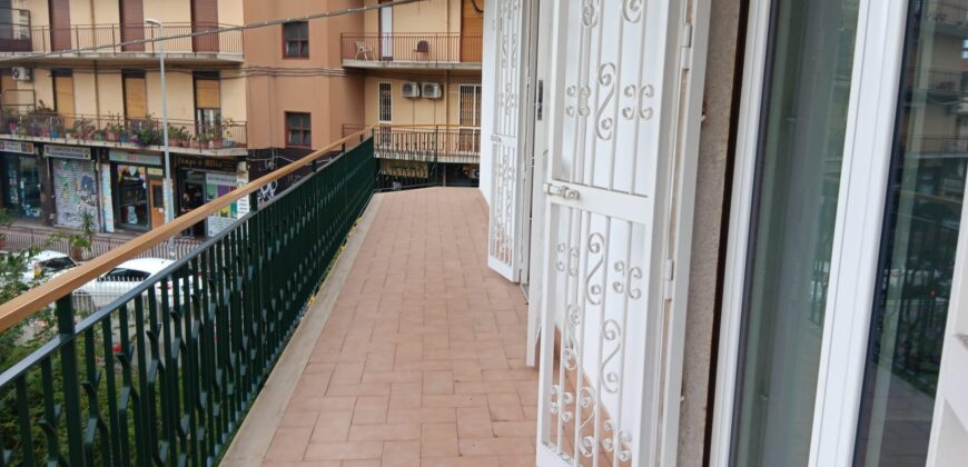 Esclusivo 5 vani ristrutturato in centro con garage – Acireale