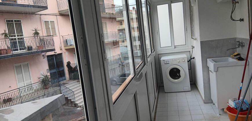 Esclusivo 5 vani ristrutturato in centro con garage – Acireale